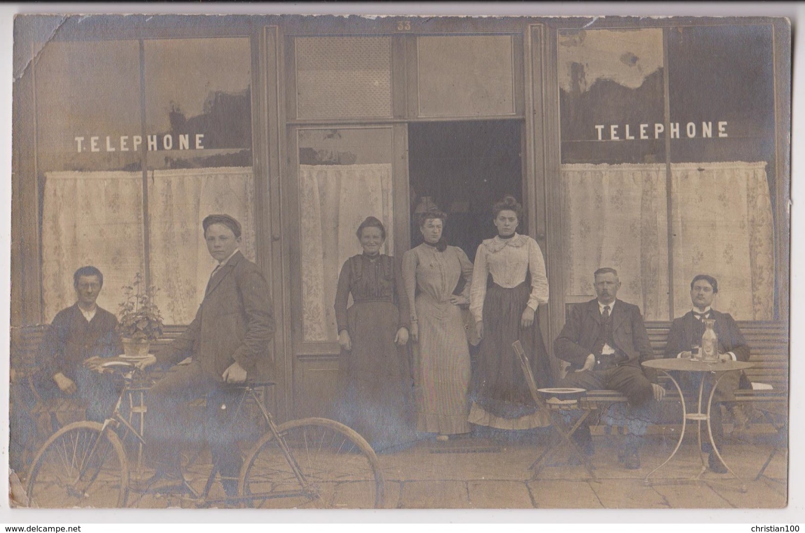 CARTE PHOTO : CAFE - DES AMIS PRENNENT L'APERITIF EN TERRASSE - TELEPHONE - ECRITE EN 1908 - 2 SCANS - - A Identifier