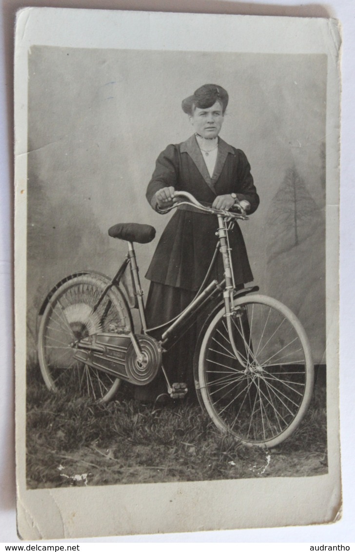 Carte Photo Gros Plan Femme Avec Beau Vélo Ancien Cyclisme - Cyclisme