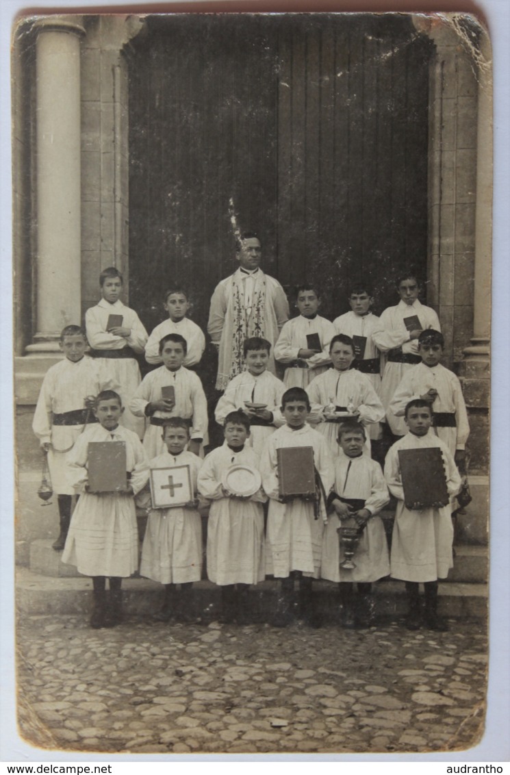 à Identifier Carte Photo Plusieurs Enfants De Choeur Devant Une église Religion Religieux - Personnes Anonymes