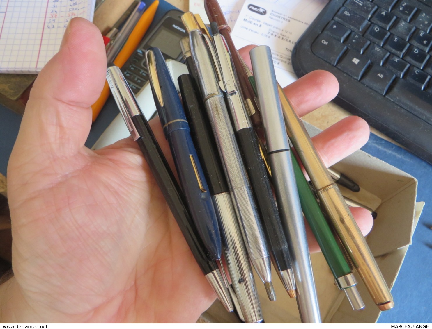 Une Vingtaine De Stylos Vendu Telle Que C'est - Pens