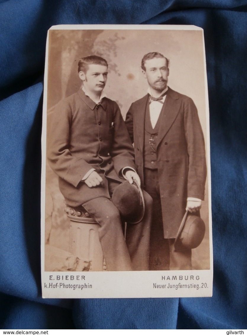 Photo CDV  Bieber à Hamburg  Deux Hommes  Chapeaux "melon"  CA 1880 - L464 - Anciennes (Av. 1900)