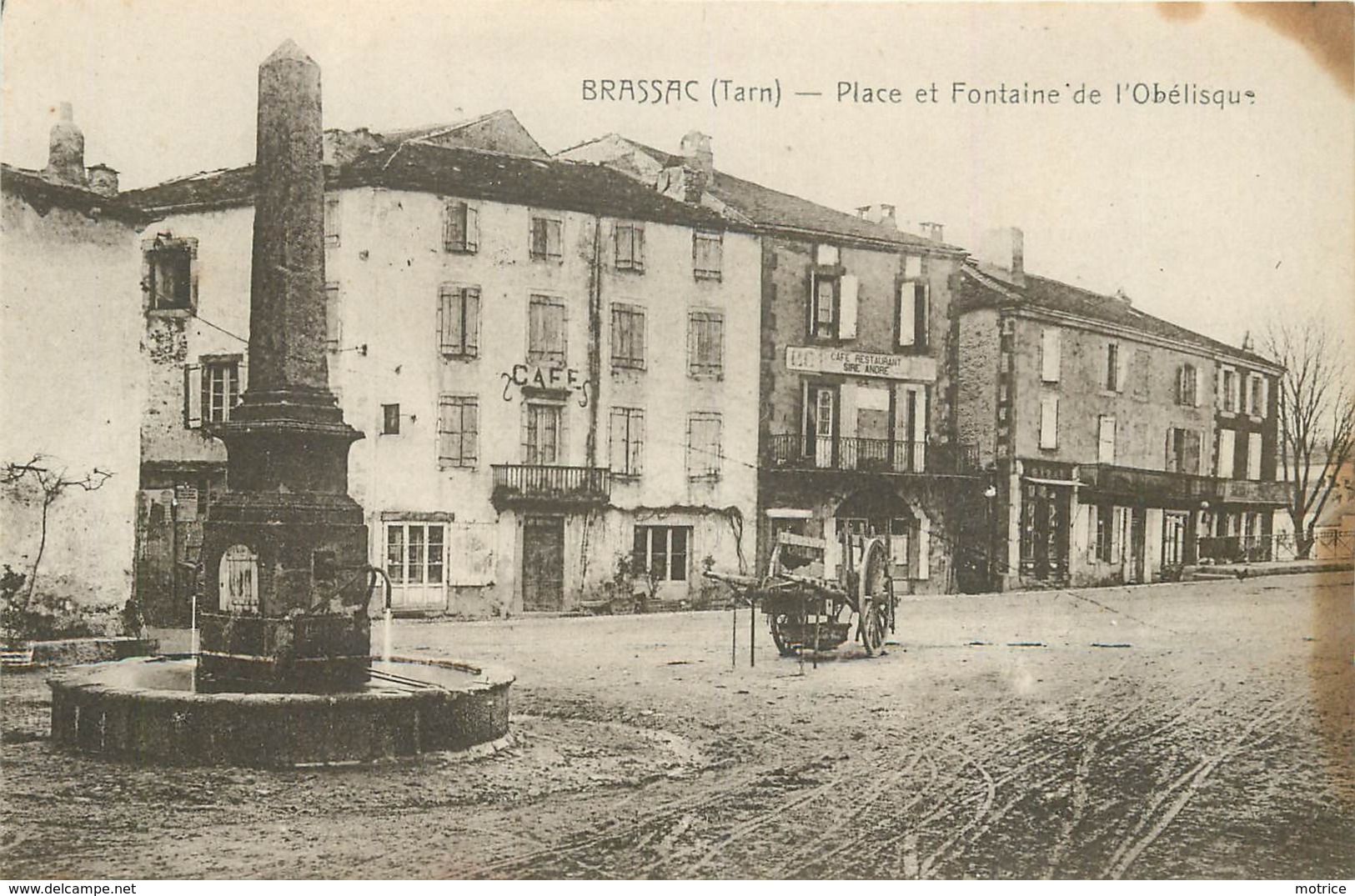 BRASSAC - Place De La Fontaine Et L'obélisque. - Brassac