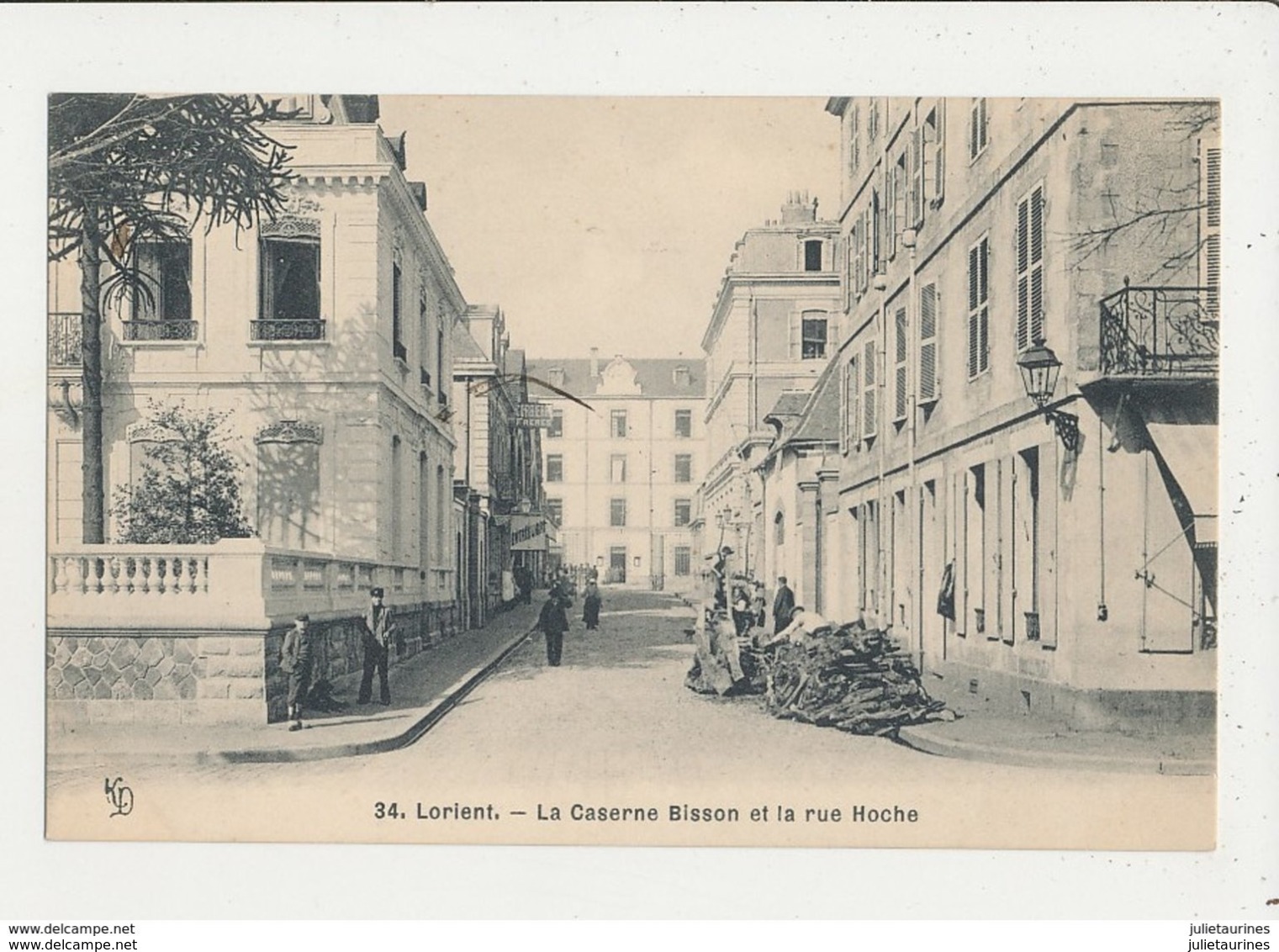 56 LORIENT LA CASERNE BISSON ET LA RUE HOCHE CPA BON ETAT - Lorient