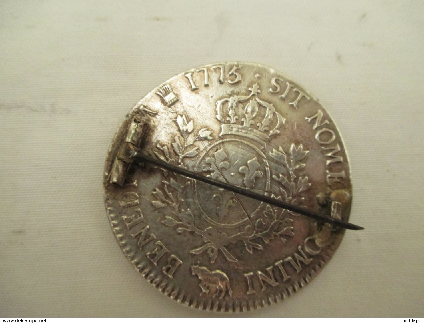 Un Ecu LOUIS XVI - 1775 En Argent  - Monté  En Broche - Vendu   En L'etat - Armes Neutralisées