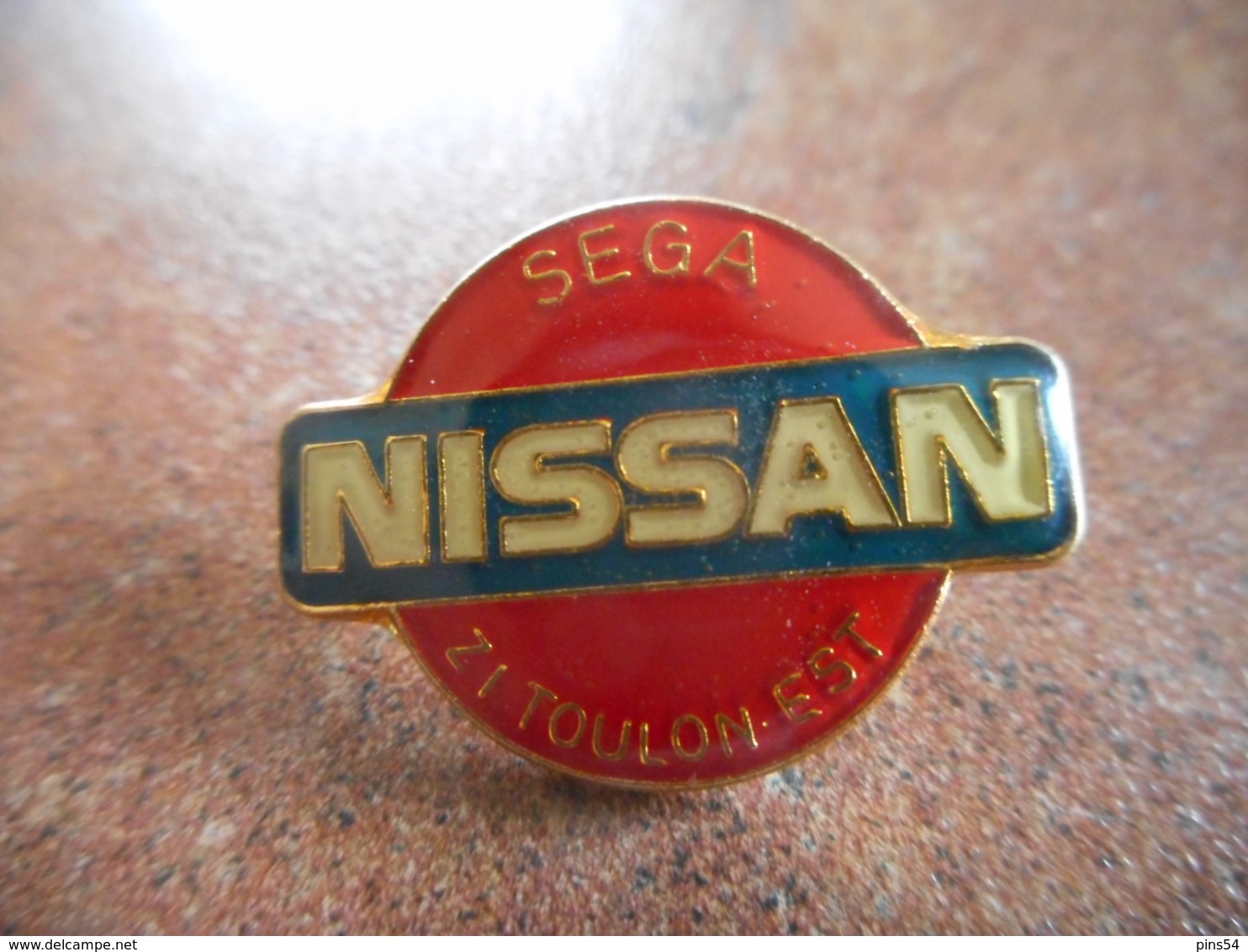 A044 -- Pin's Nissan Sega Toulon Est -- Exclusif Sur Delcampe - Autres & Non Classés