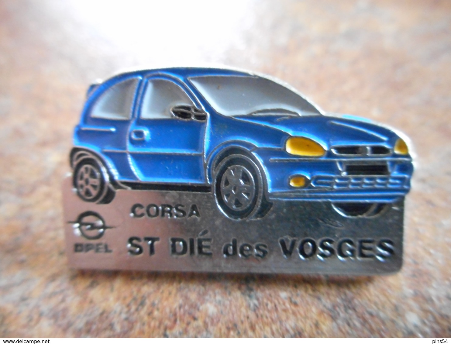 A044 -- Pin's Opel Corsa Saint Die Des Vosges - Opel