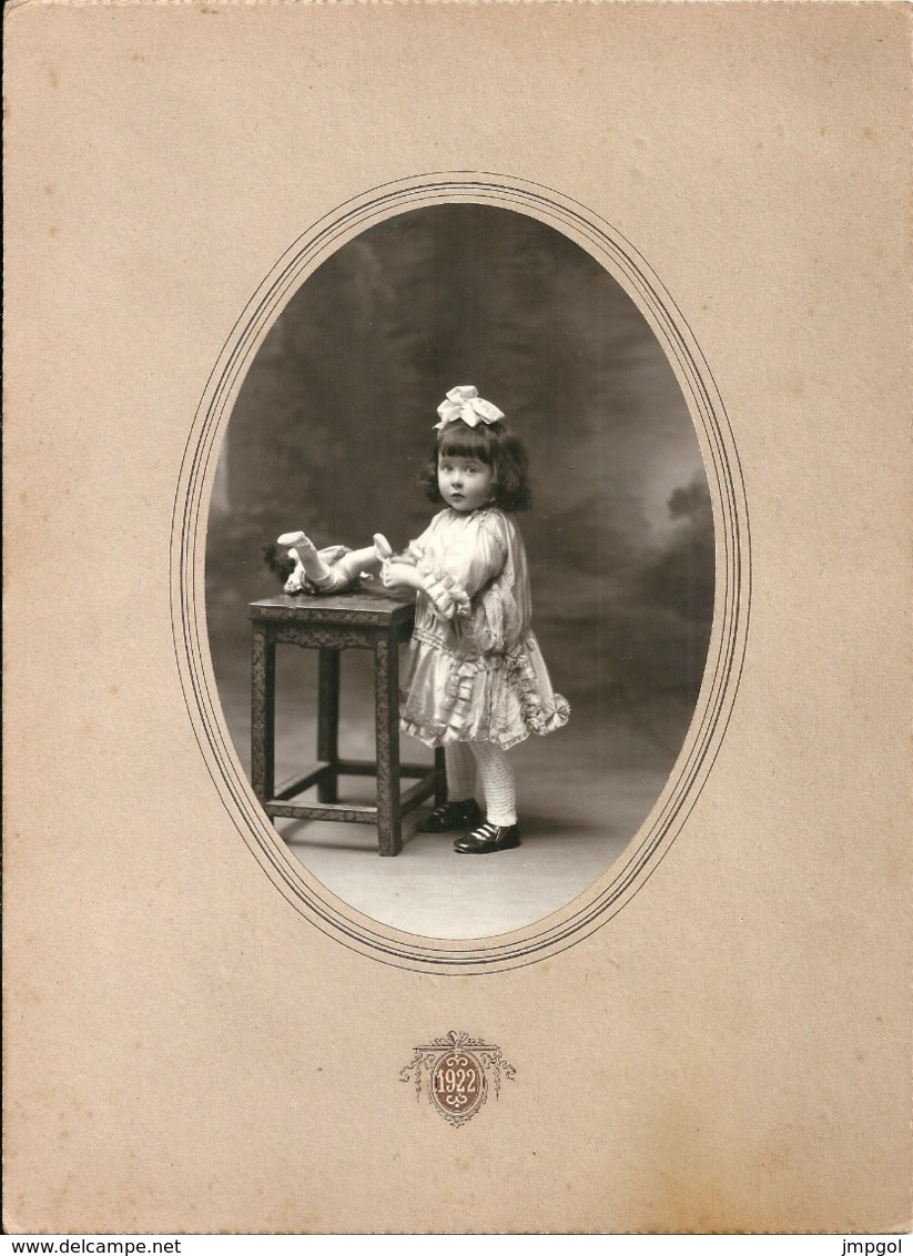 Photo Des Grands Magasins Du Louvre 1922 Petite Fille  Nœud Dans Les Cheveux Avec Poupon - Anonieme Personen