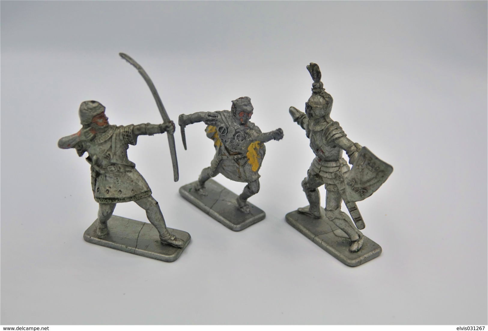 Crescent Toys Co LTD , 3 Knights (sword Bow Shield) , Made In England, Vintage, Lot - Figurines