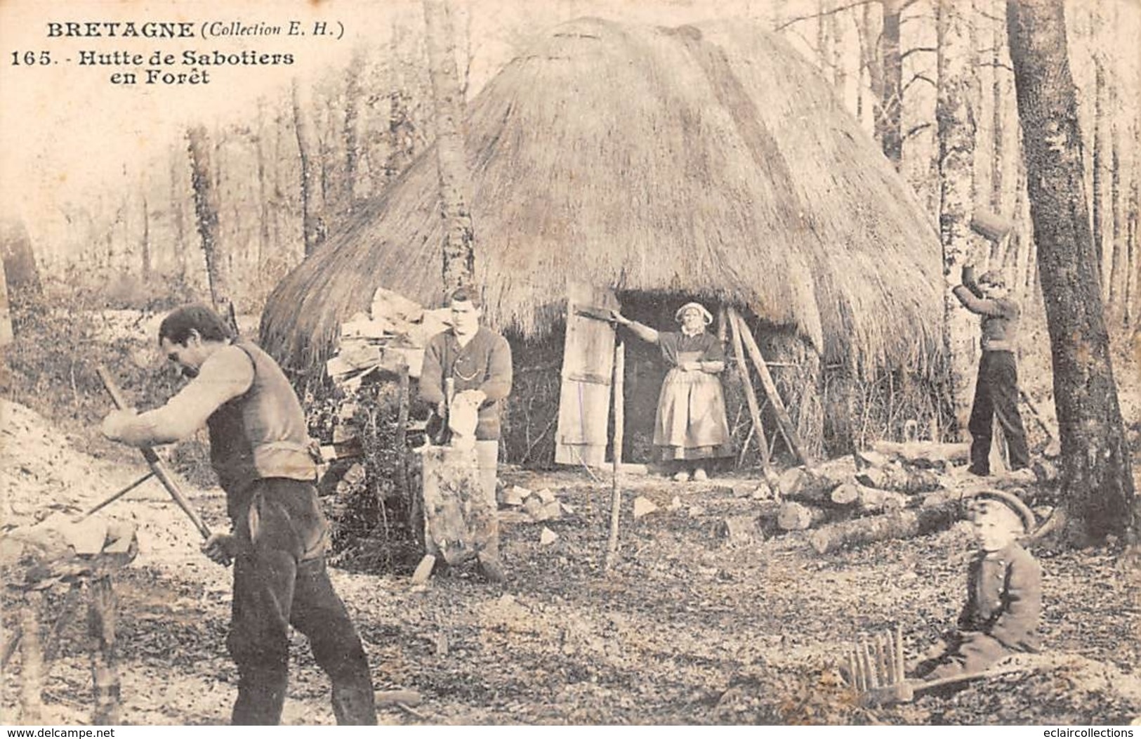 Thème.  Métiers Divers: Bois       Bretagne. Hutte De Sabotiers En Forêt        (Voir Scan) - Autres & Non Classés