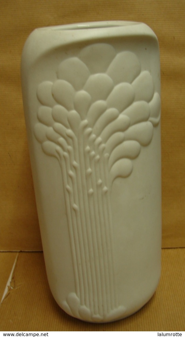 Lot. 1146. Vase Art Déco En Faience Blanche Haiser. M. Frey. - Kaiser (DEU)