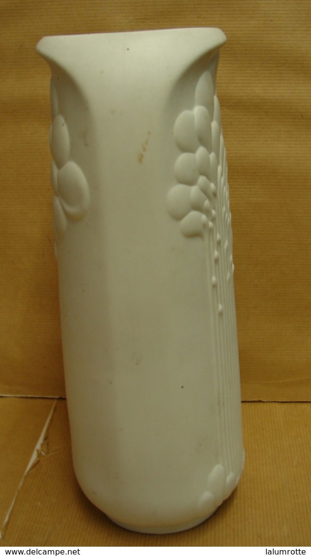 Lot. 1146. Vase Art Déco En Faience Blanche Haiser. M. Frey. - Kaiser (DEU)