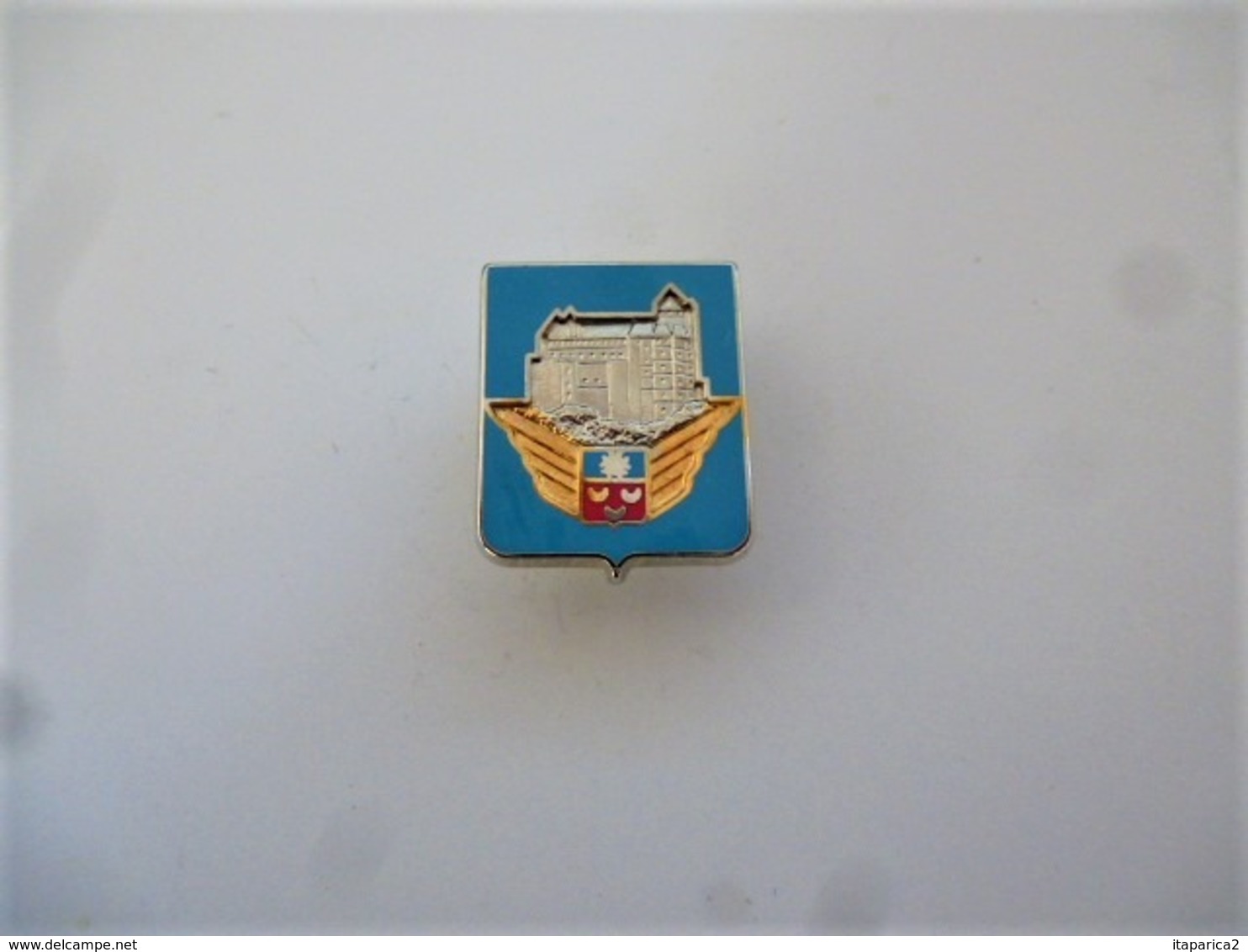 PINS MILITARIA Blason   / Signé Pichard / Base Dorée / 33NAT - Militaria