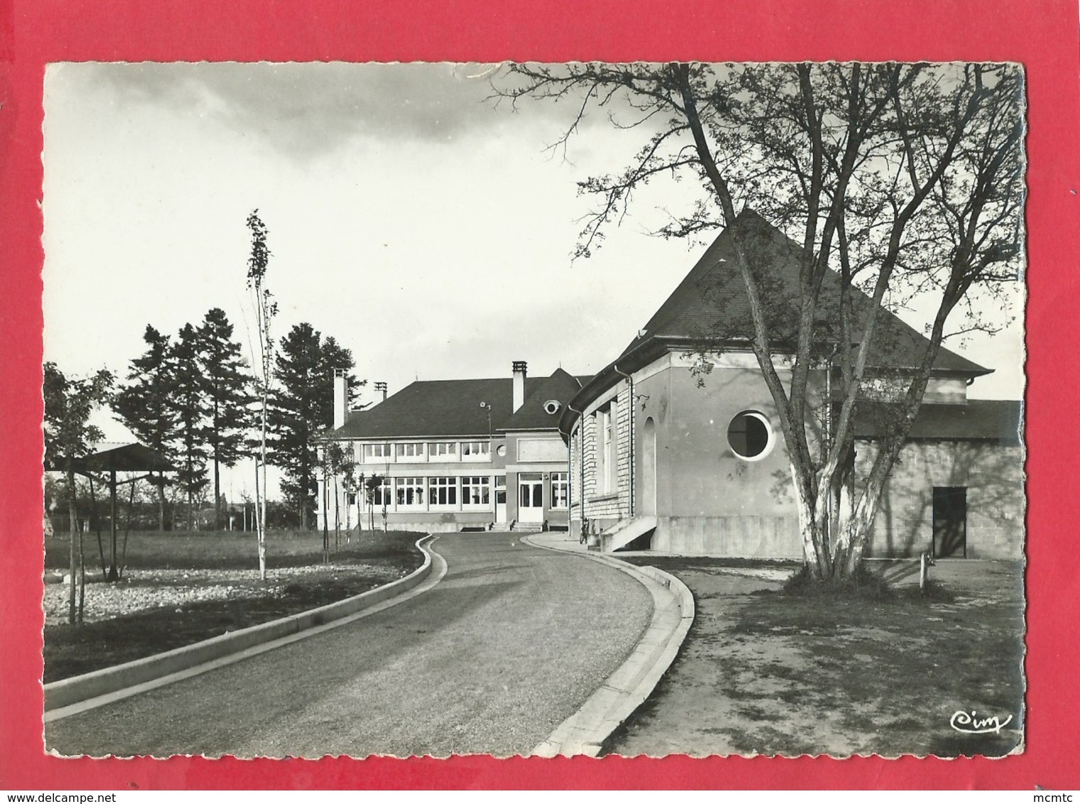 CPSM (abîmée)  Grand Format - Graçay   -(Cher) - Le Groupe Scolaire - Graçay