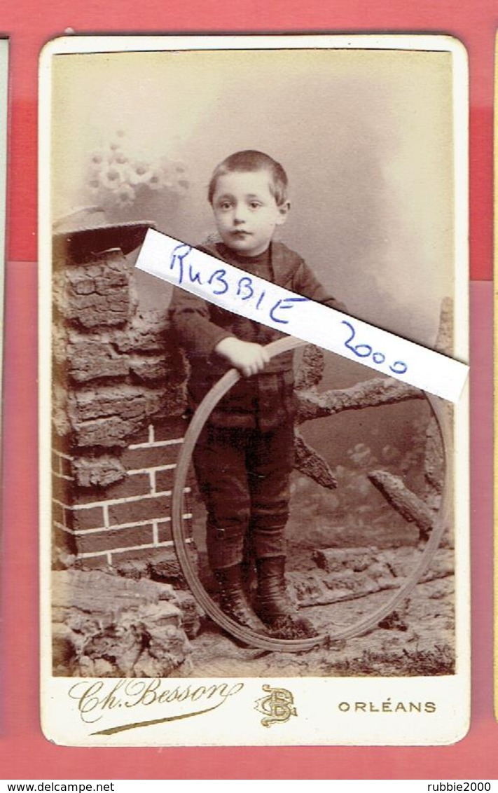 PHOTOGRAPHIE CDV ENFANT AVEC JOUET CERCEAU PHOTOGRAPHE CH. BESSON 32 RUE ROYALE A ORLEANS LOIRET - Personnes Anonymes