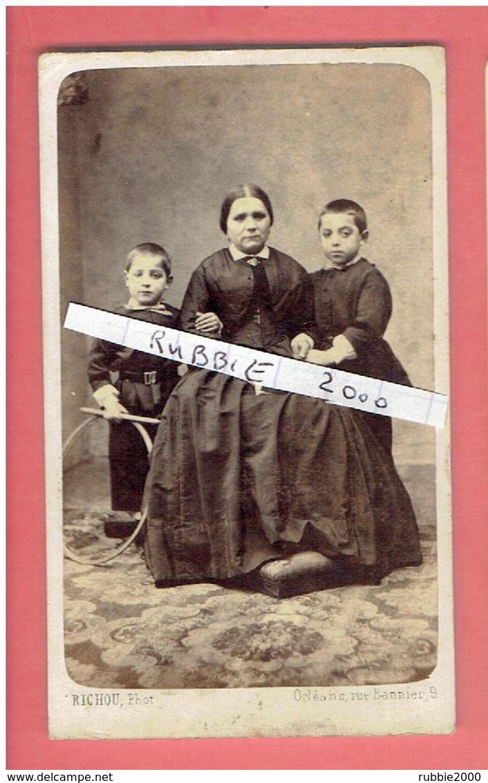 PHOTOGRAPHIE CDV ENFANT AVEC JOUET CERCEAU PHOTOGRAPHE RICHOU 9 RUE BANNIER A ORLEANS LOIRET - Personnes Anonymes