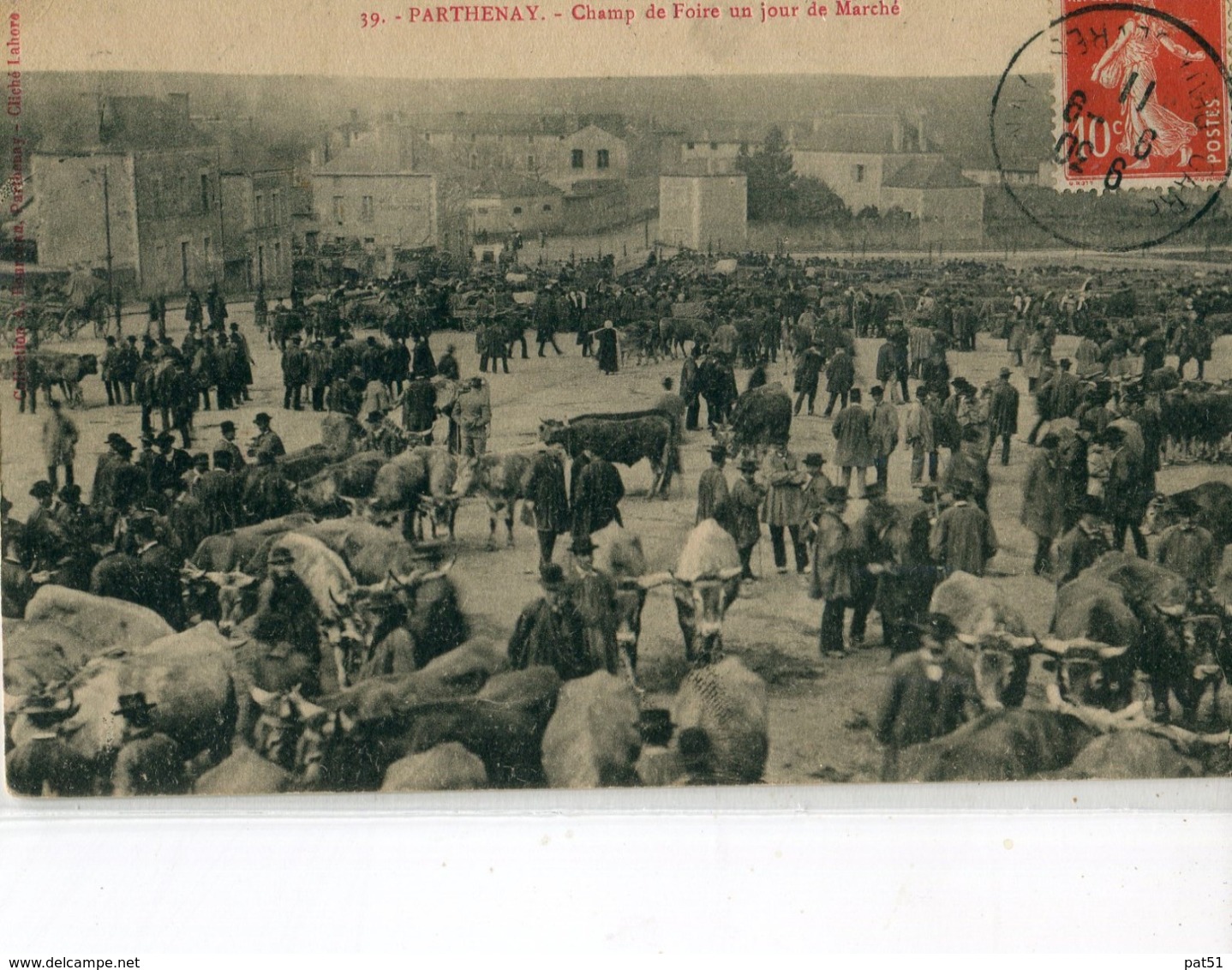 79 -  Parthenay : Champ De Foire Un Jour De Marché - Parthenay