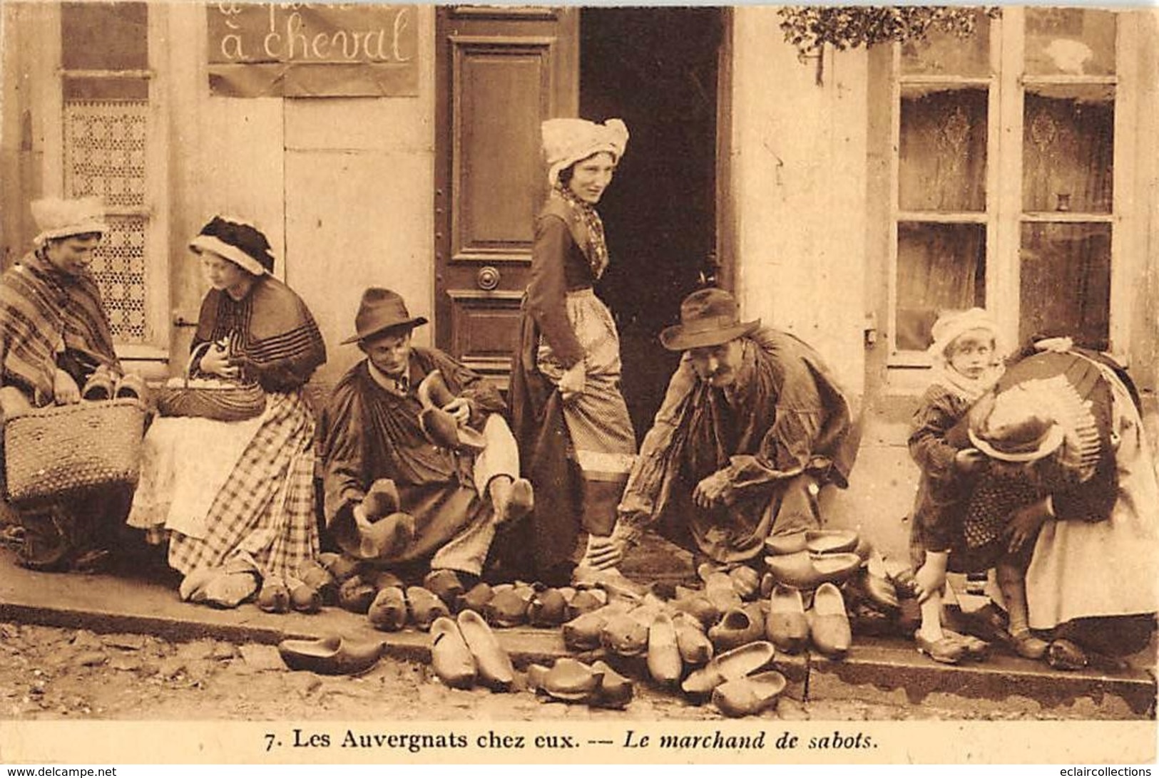 Thème.  Métiers Divers: Bois       Auvergnats Chez Eux. Marchands De  Sabots   (Voir Scan) - Autres & Non Classés