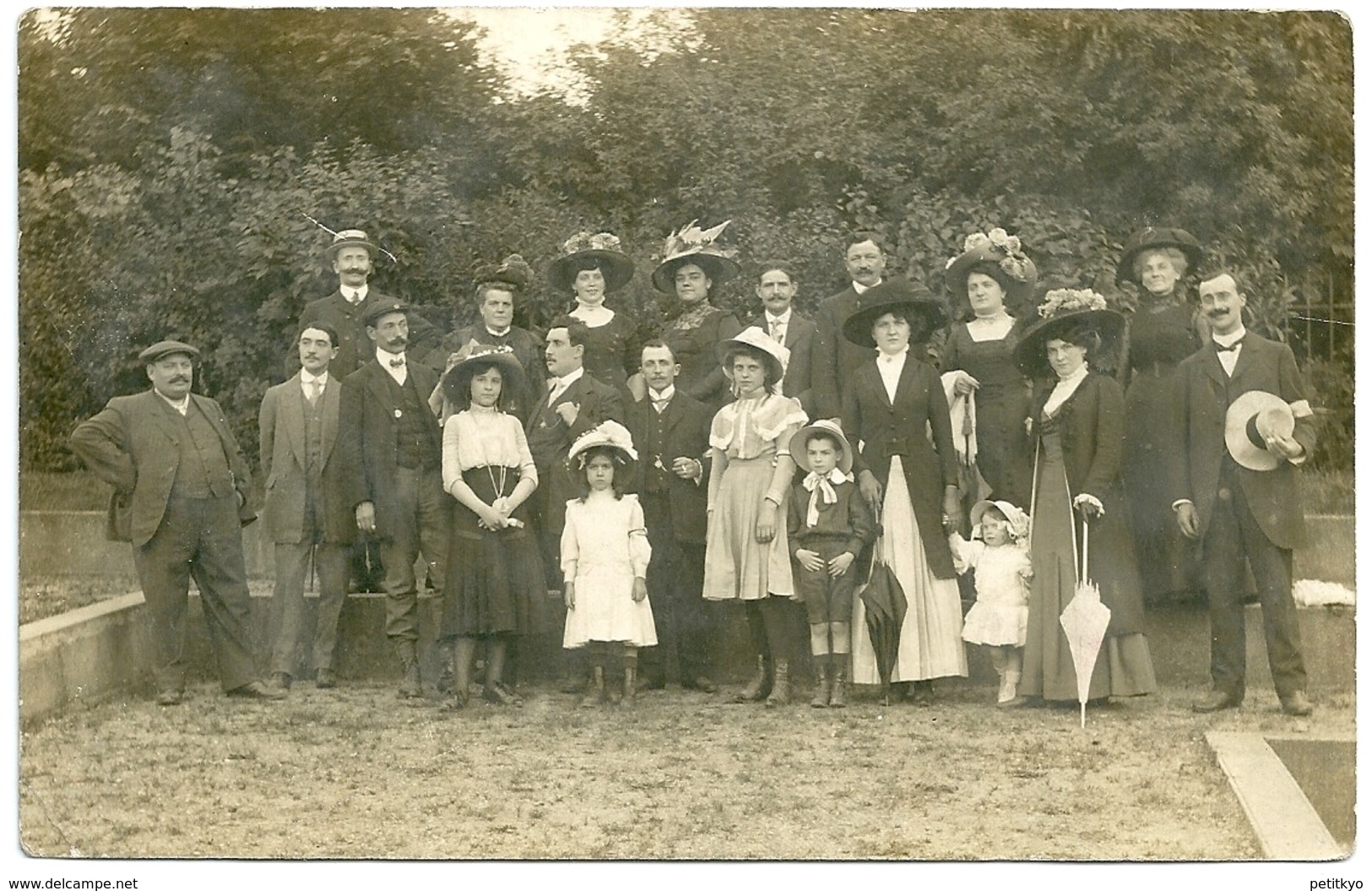 Photo - Scène - Vie - Famille - Costumes - Personnes Anonymes