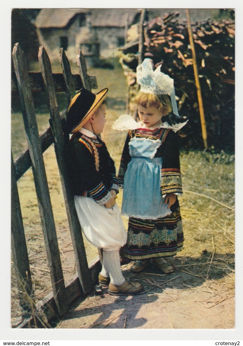 Folklore Bretagne N°10 Couple Fillette Et Garçon En Costume Région De Pont-Aven Riec Sur Belon Nevez Timidité En 1985 - Pont Aven