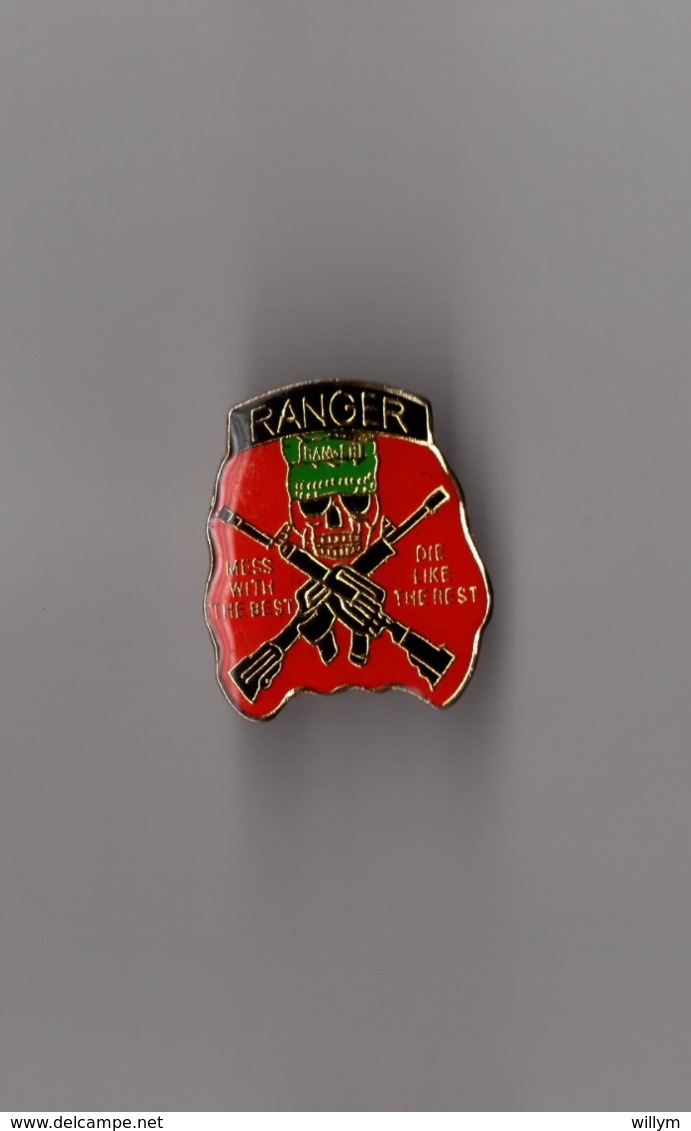 Pin's Armée / US Army Ranger - Mess With The Best, Die With The Best (époxy Base Dorée Signé PWII) Hauteur: 2,6 Cm - Militaria
