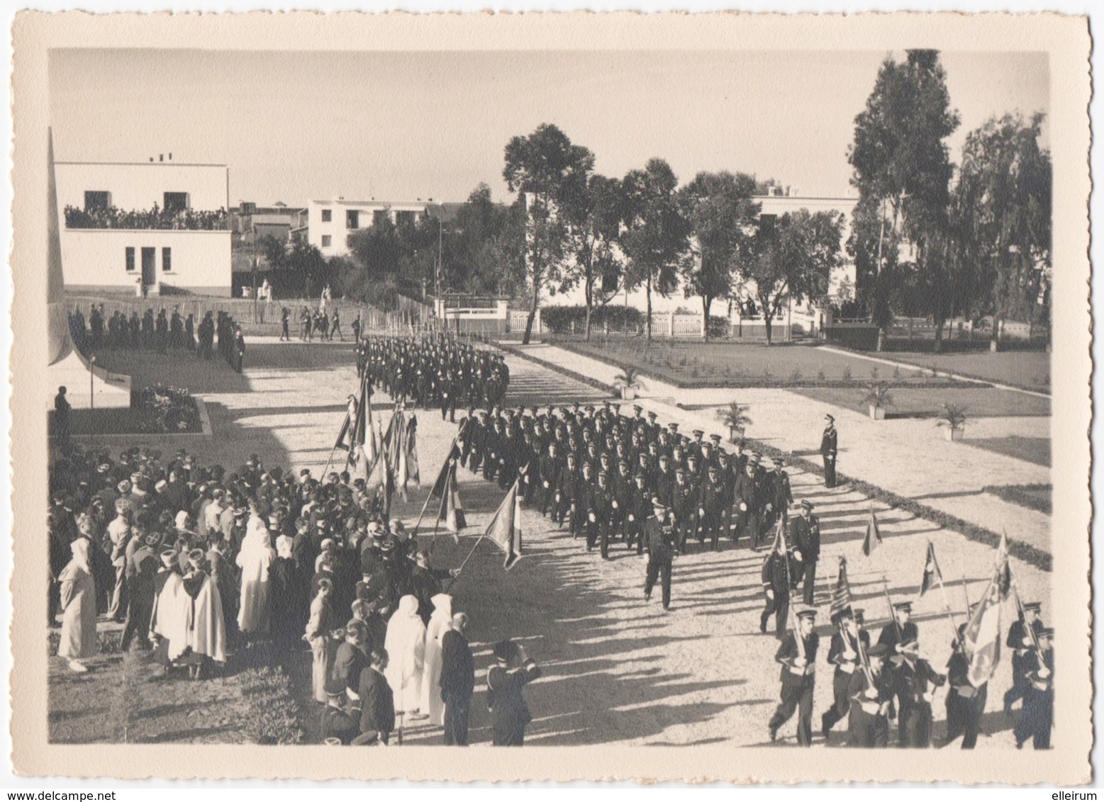 MILITARIA.. MAROC. PHOTO. AVIATION. DEFILE. STELE. DRAPEAUX. CASABLANCA ? AGADIR ? A SITUER. - Guerre, Militaire