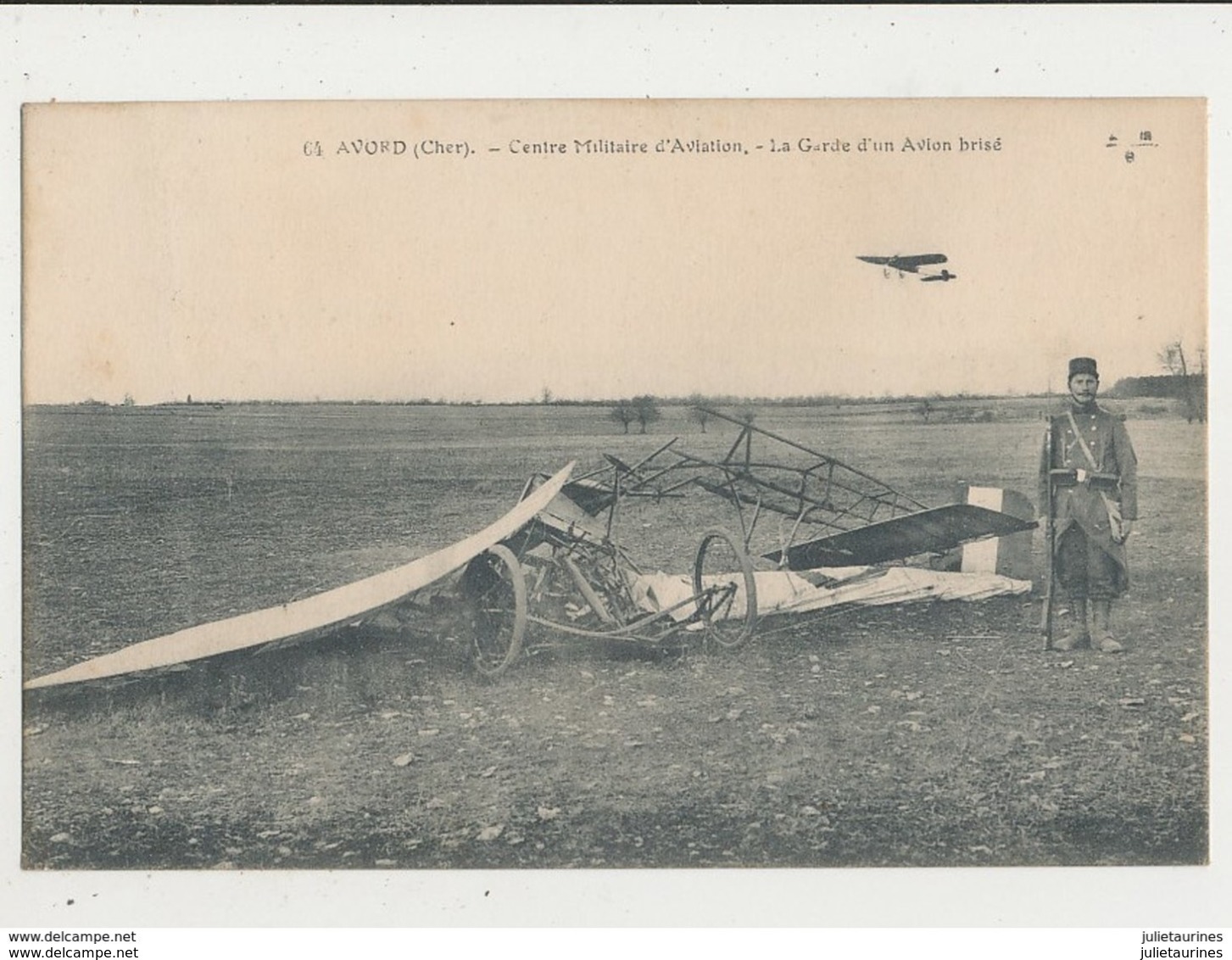 AVORD CENTRE MILITAIRE D AVIATION LA GARDE D UN AVION BRISE CPA BON ETAT - 1914-1918: 1ère Guerre