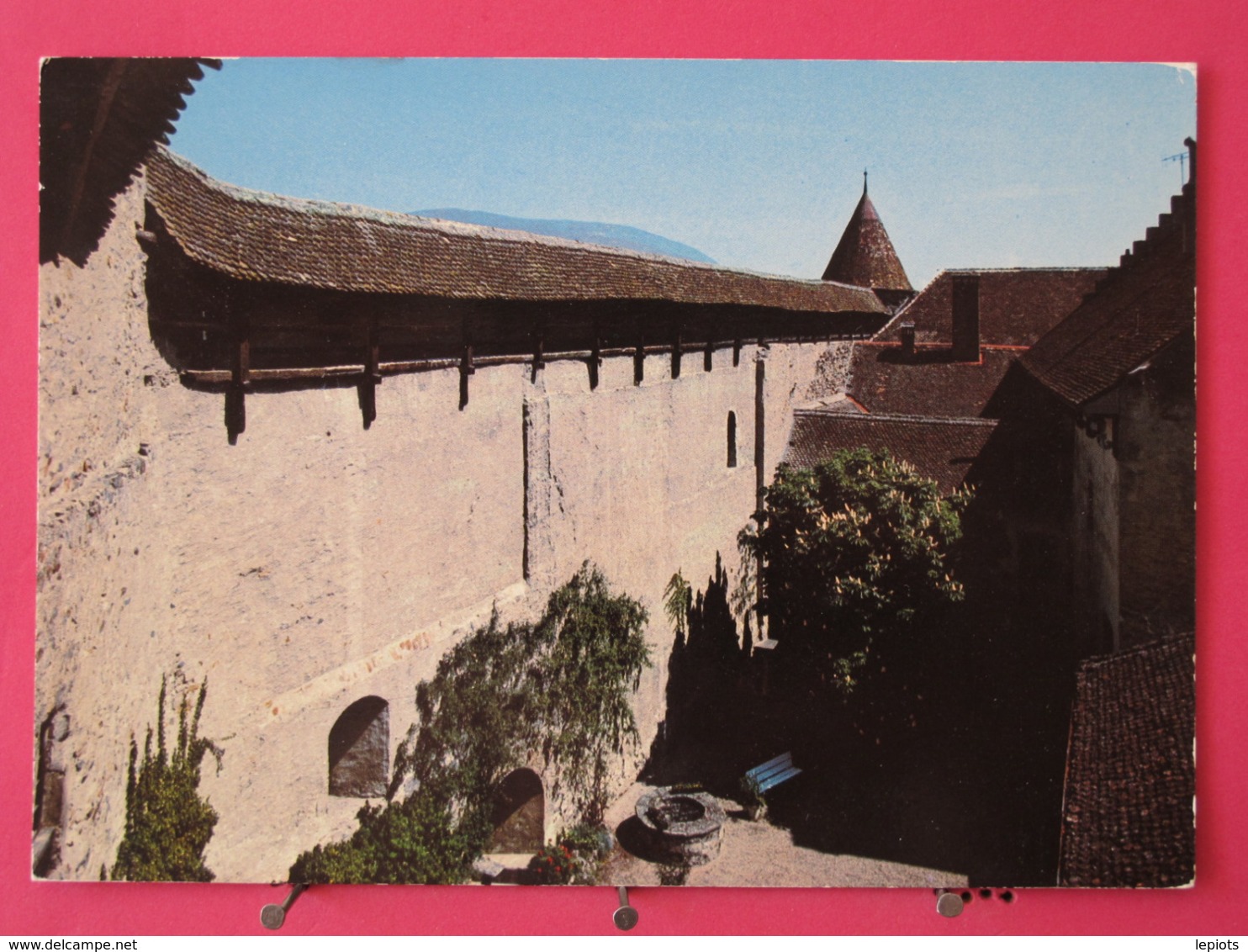 Visuel Très Peu Courant - Suisse - Château De Grandson - Chemin De Ronde Et Cour Intérieure - Scans Recto Verso - Grandson