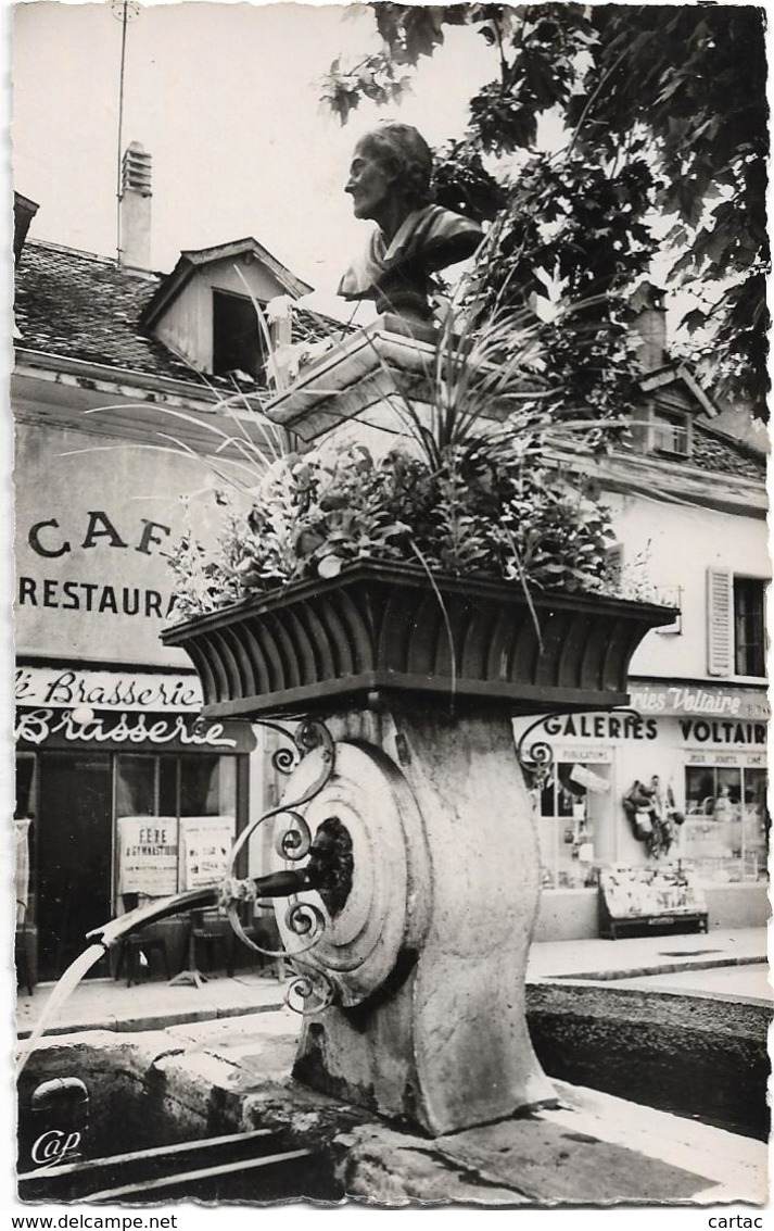 D01 - FERNEY VOLTAIRE-FONTAINE VOLTAIRE-Café Restaurant-Galeries Voltaire-CPSM Dentelée Petit Format En Noir Et Blanc - Ferney-Voltaire