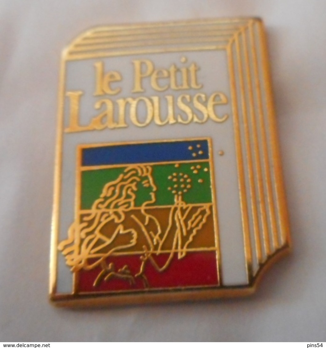 A045 -- Pin's Duseaux Le Petit Larousse - Médias