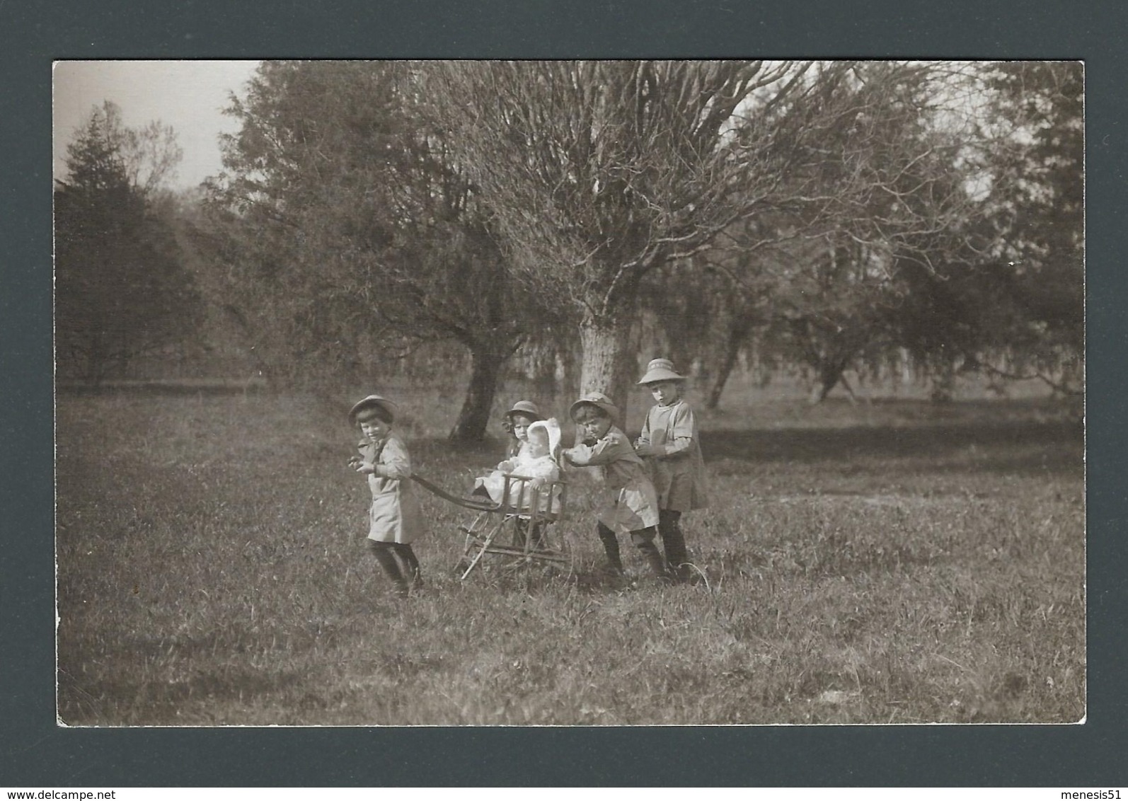 PHOTO Carte Enfants Childrens En Promenade Walk Dans Un Champ Field Avec Un Bébé Baby Ancienne Poussette Old Stroller - Autres & Non Classés