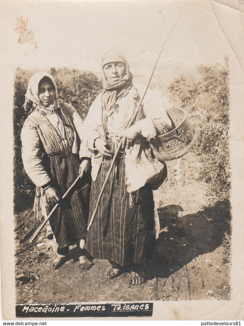 Photographie Originale 9 X 12 BALKANS MACEDOINE Femmes Tziganes Romanichel Bohémienne Gitan Gens Du Voyage (2 ,scans) - Personas Anónimos