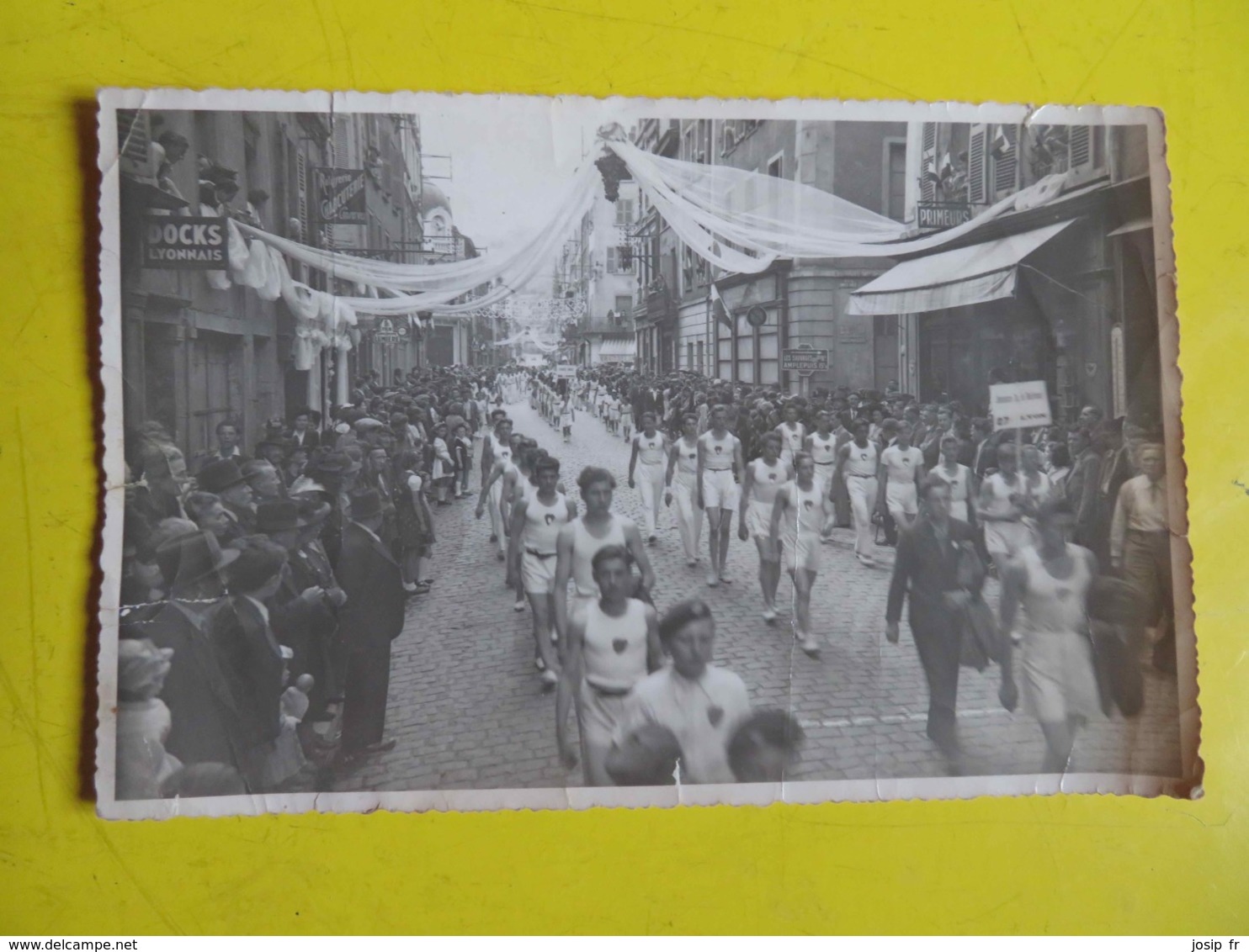 PHOTOGRAPHIE- DÉFILÉ MANIFESTATION SPORTIVE GYMNASTIQUE- RUE DE LA RÉPUBLIQUE/ Rue ZOLA à TARARE- Avant Ou Après WW2 - Tarare