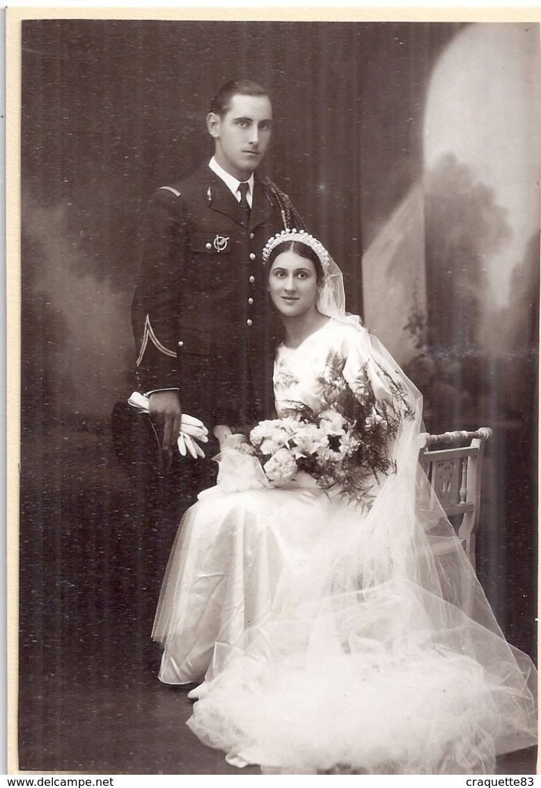 MARIAGE D'UN MILITAIRE GRADE ET MARIEE EN BLANC LONG VOILE  PH. CASTANIE-AURILLAC - Oorlog, Militair