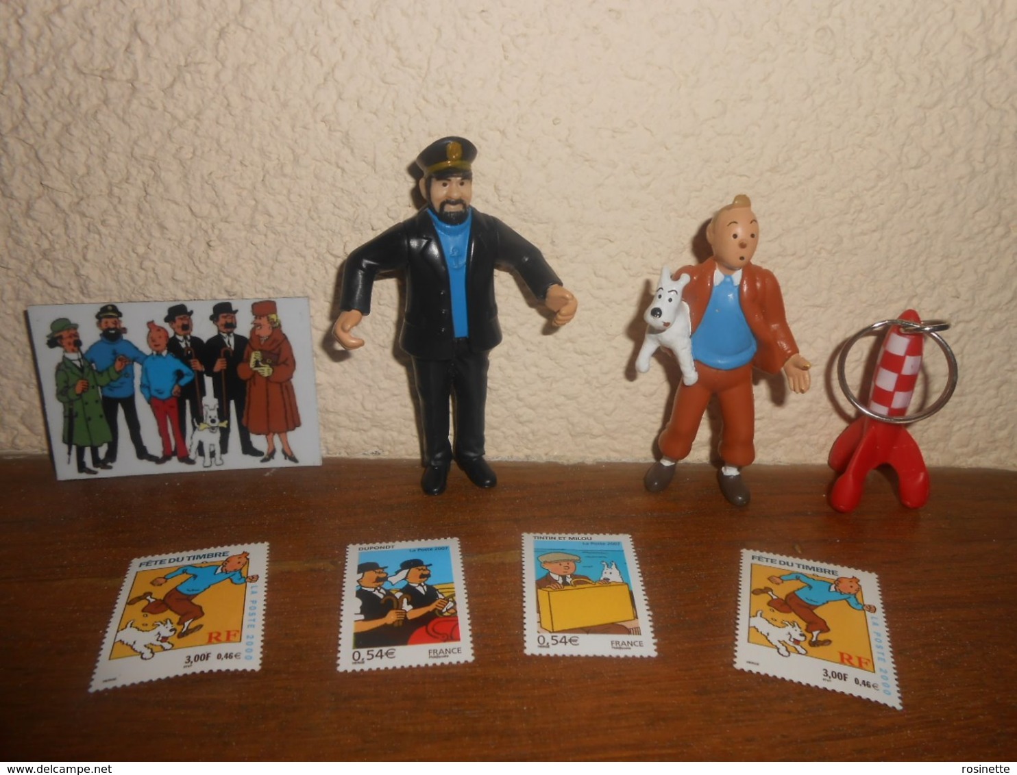 A Saisir Lot Figurines TINTIN Et MILOU 8cm , HADDOCK 9cm , Porte Clef FUSEE 5,5cm, Magnet 7x4.5cm  , 4 Timbres Non Oblit - Tintin