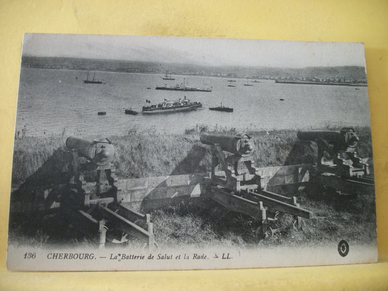 50 6803 CPA 1922 - 50 CHERBOURG. LA BATTERIE DE SALUT ET LA RADE. EDIT. LL. N° 136 - BATEAUX - Cherbourg