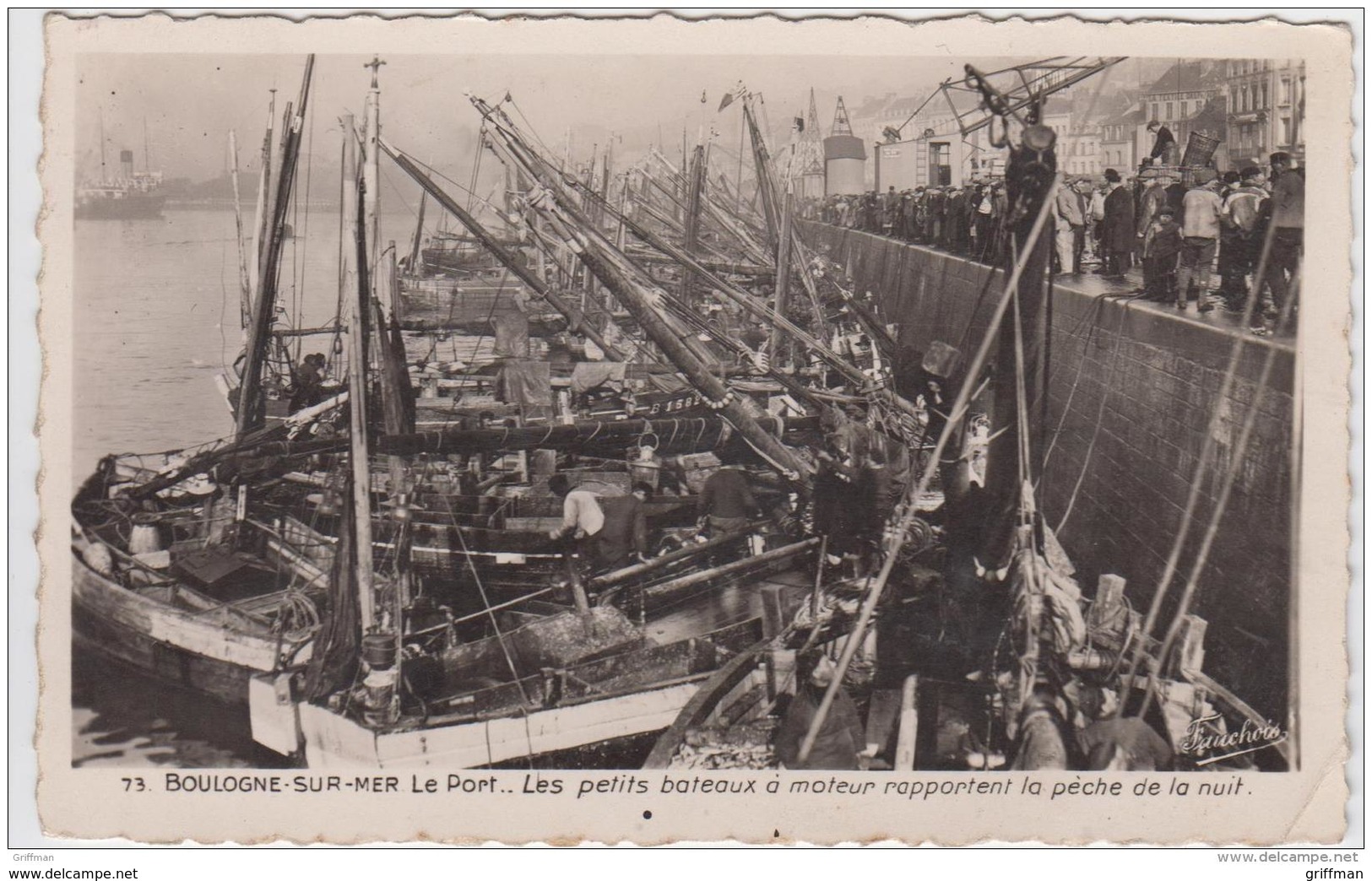 BOULOGNE SUR MER LE PORT LES PETITS BATEAUX A MOTEUR RAPPORTENT LA PECHE DE LA NUIT 1948 - Boulogne Sur Mer