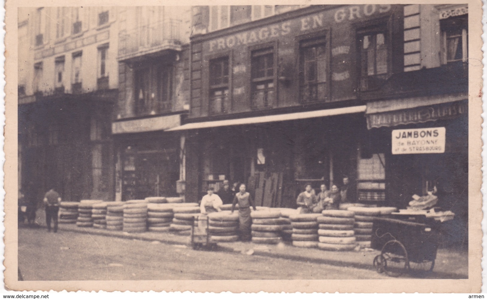 RÉAL PHOTO CARTE- PARIS-MÉTIERS- ARTISAN FROMAGER-ANIMÉE- A-IDENTIFIER- DIM 14X9 CM - Métiers