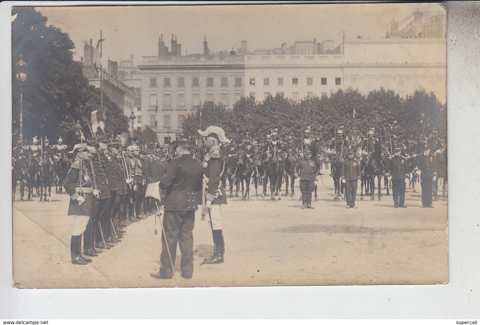 RT33.305  LYON  RHÔNE . MILITAIRES SUR UNE PLACE .PEUT-ETRE VOYAGE PRESIDENTIEL.CARTE-PHOTO.SOCIETE LUMIERE - Andere & Zonder Classificatie