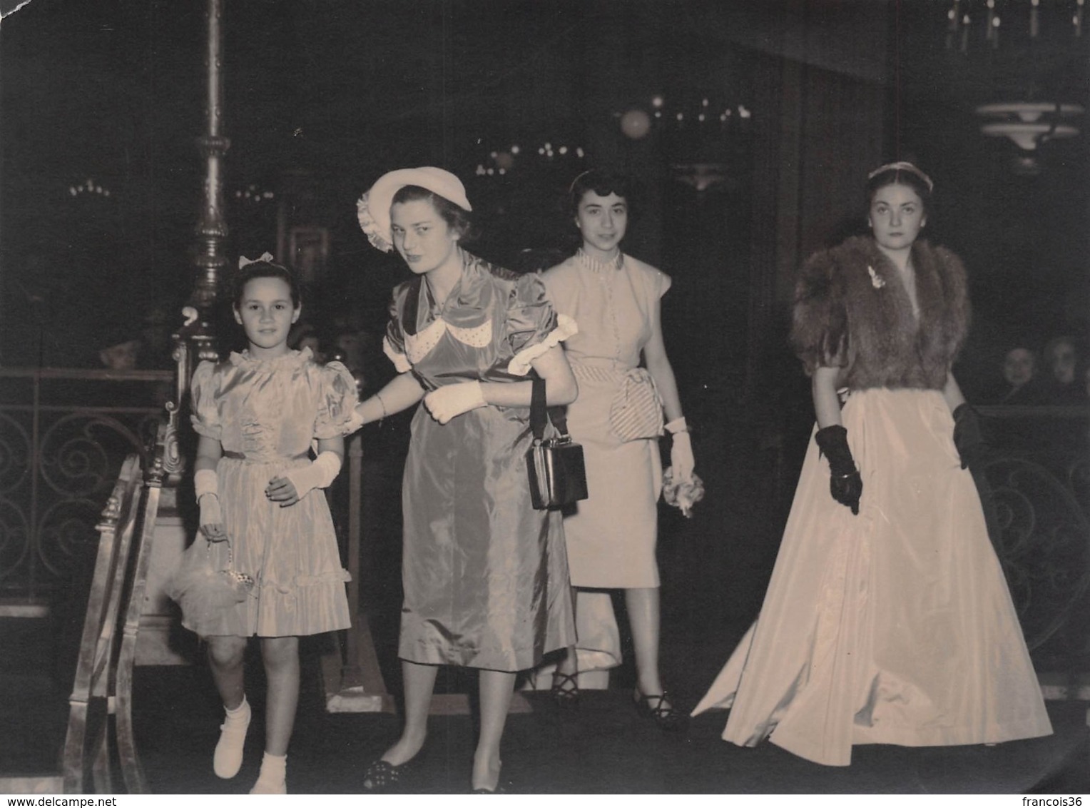 Photographie : Soirée Mondaine Avec Jolies Femmes / Filles - Glamour élégance Mode Robes Haute Couture - Circa 1960 - Pin-Ups