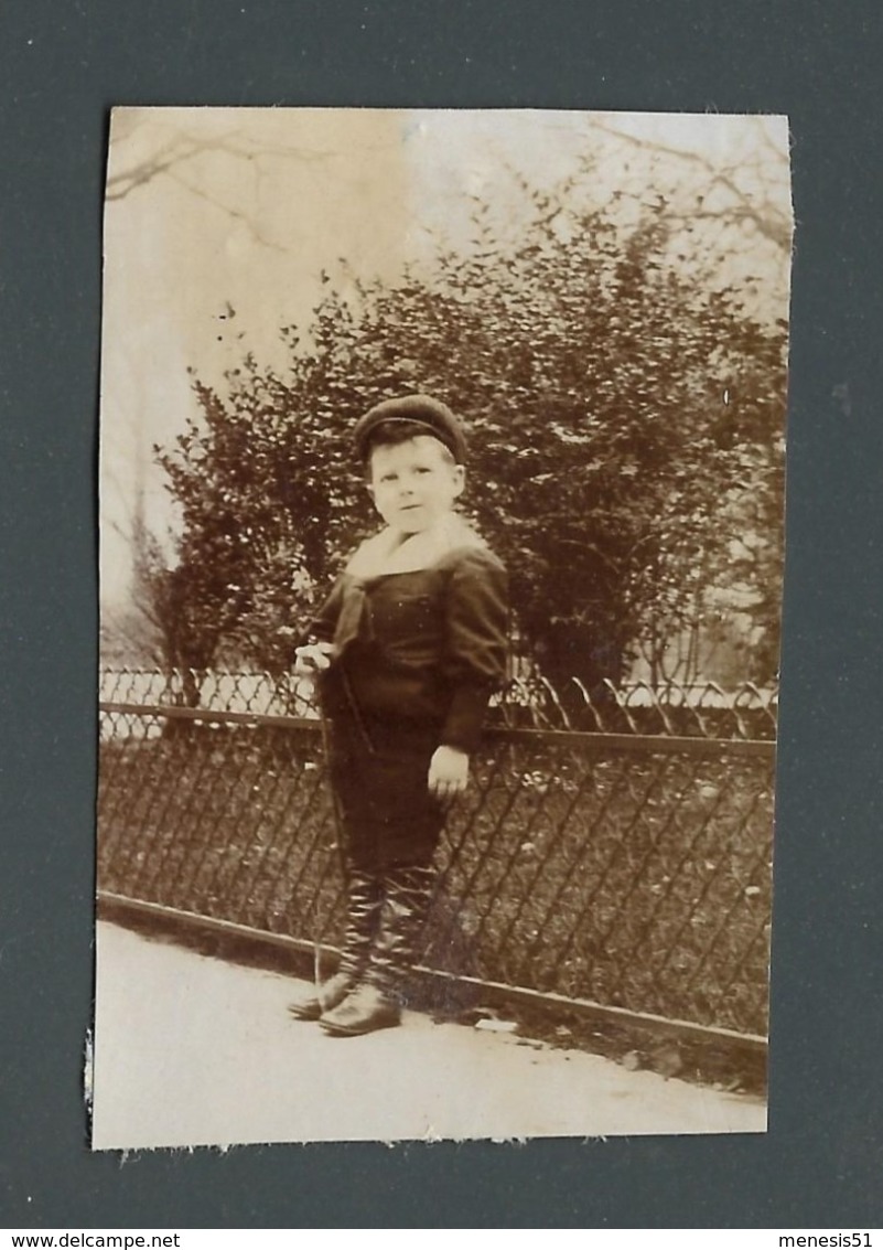 Photo Ancienne Sépia Gamin Kid Avec Sa Casquette Et Ses Bottes à Boutons Début 1900 MODE Des Enfants D'AUTREFOIS - Autres & Non Classés