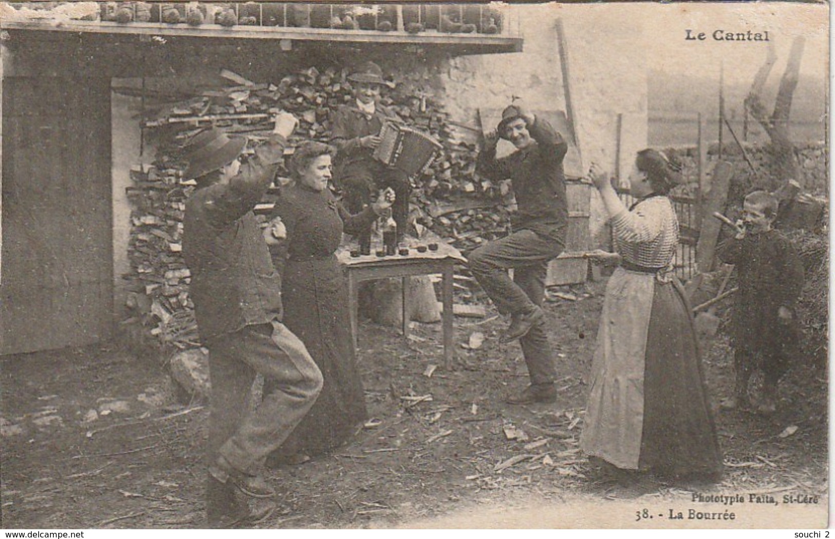 PE 5-(15) LE CANTAL - LA BOURREE - COUPLES DE DANSEURS ET ACCORDEONISTE - 2 SCANS - Danses