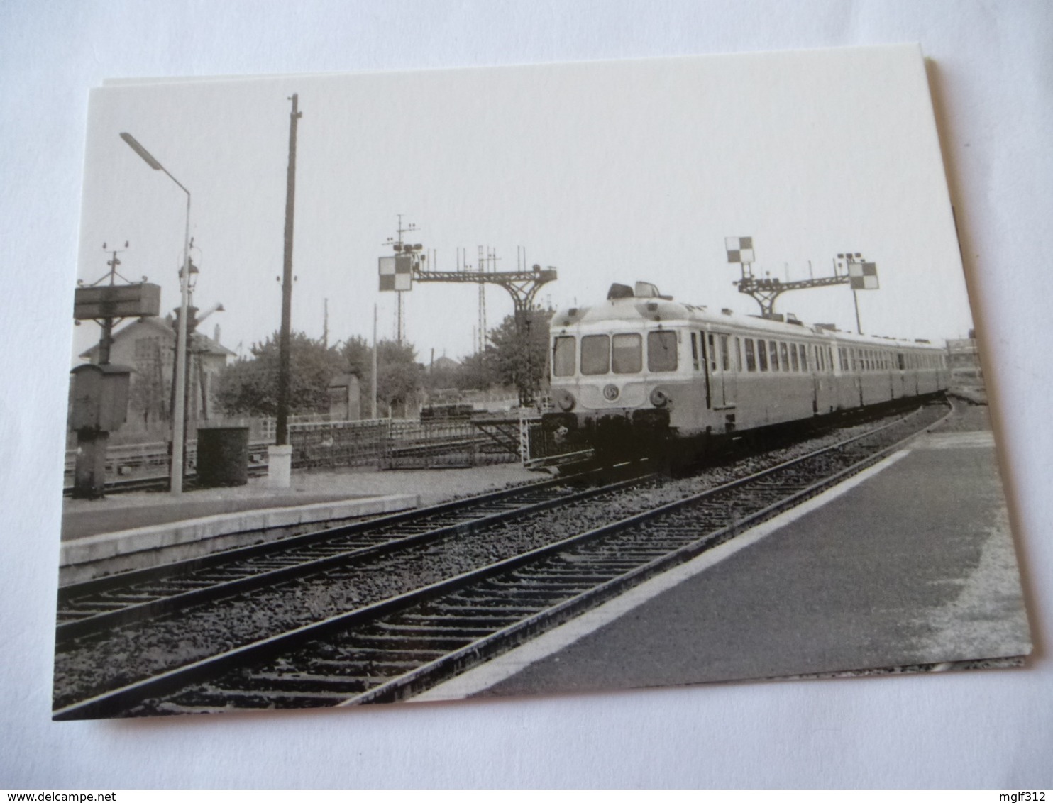 RIOM (63) : AUTORAIL RGP X 2700 Entrant En  Gare En 1968 - Trains