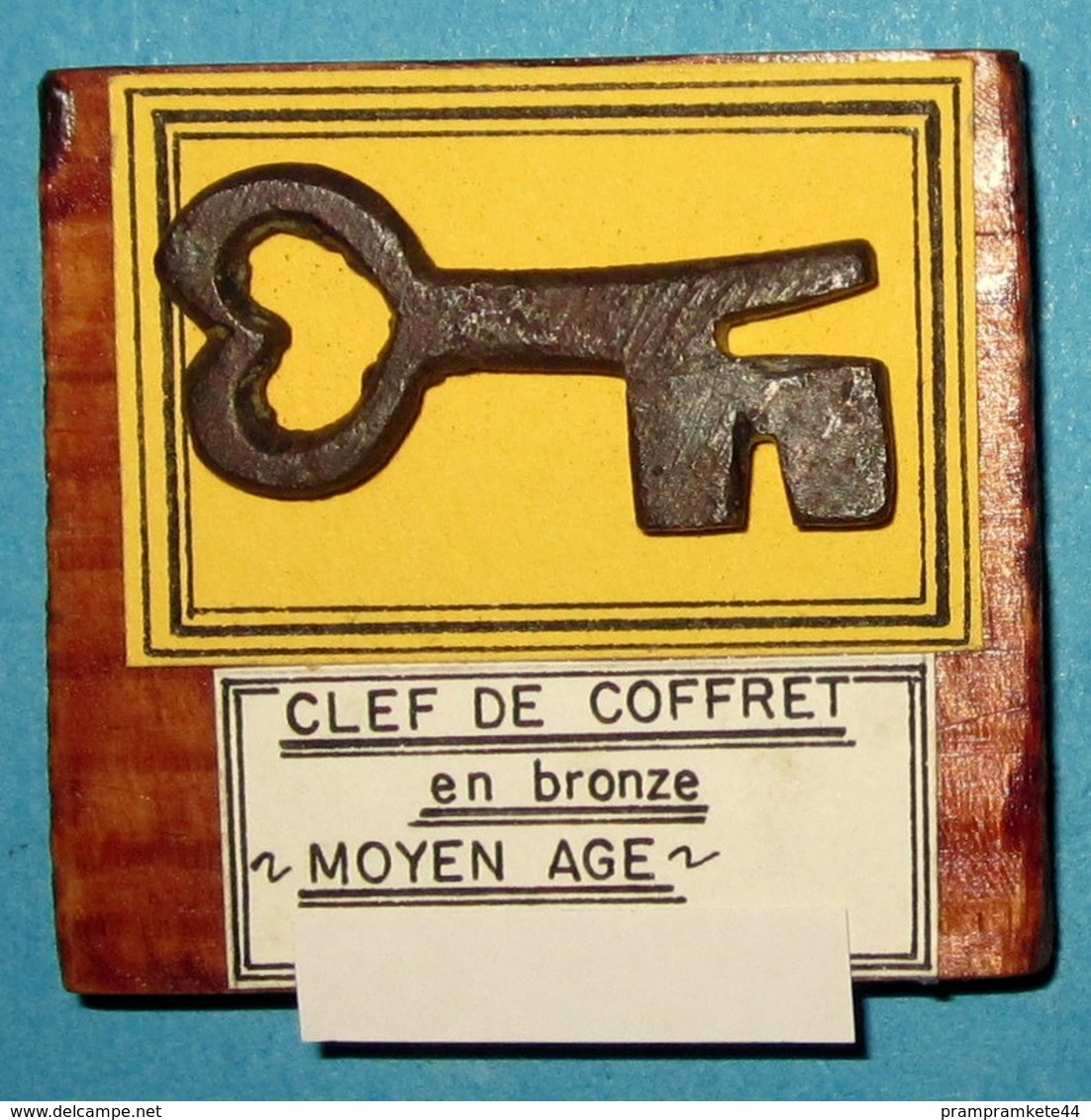 Clef De Coffret En Bronze. Moyen Âge. - Archéologie