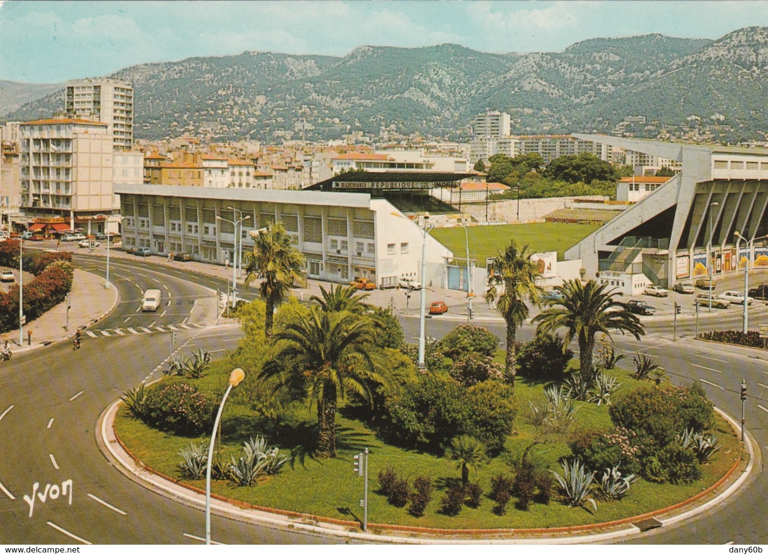 REF.HP . CPM . 83 . TOULON . LE ROND POINT BONAPARTE . ET LE STADE MAYOL - Toulon