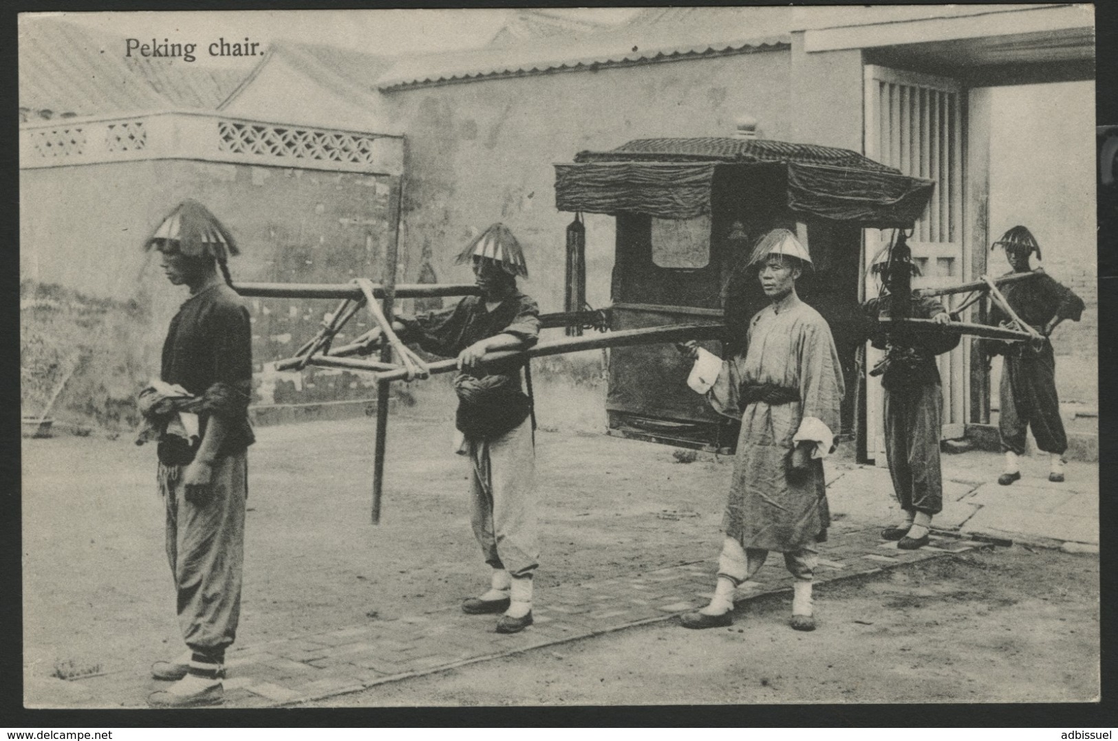 PEKIN CHAIR. Gros Plan D'une Chaise Avec Deux Porteurs Et Deux Gardes, Devant Le Portail D'une Demeure. - Chine