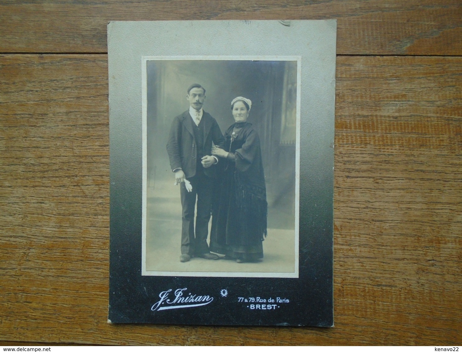 Ancienne Carte Photo Assez Rare , Couple De Bretons ( 20 X 15 Cm ) Prise à Brest - Autres & Non Classés