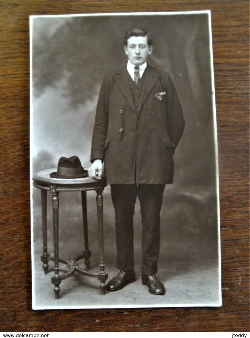 Oude Foto-kaart  In Donker Sepia  MAN MET HOED OP TAFEL  Door Fotograaf P . SCHELCK    AALST - Identified Persons