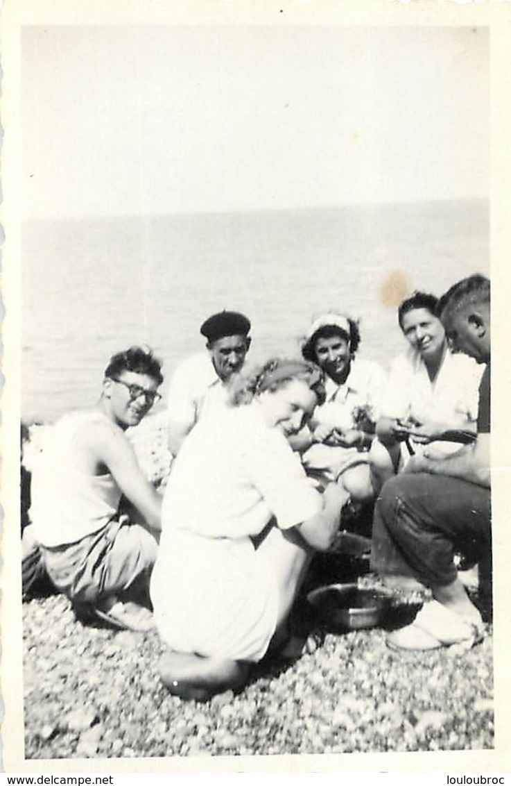 PHOTO ORIGINALE BORD DE MER 08/1949 GRATTAGE DES MOULES  8.50 X 6 CM - Plaatsen