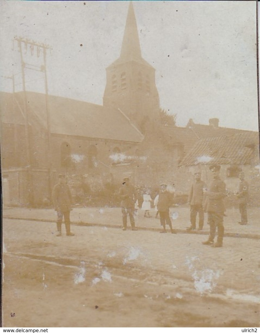 Foto Deutsche Soldaten Vor Kirche - Sanitäter Telegrafenmast - 1. WK - 10*8cm (43587) - Krieg, Militär