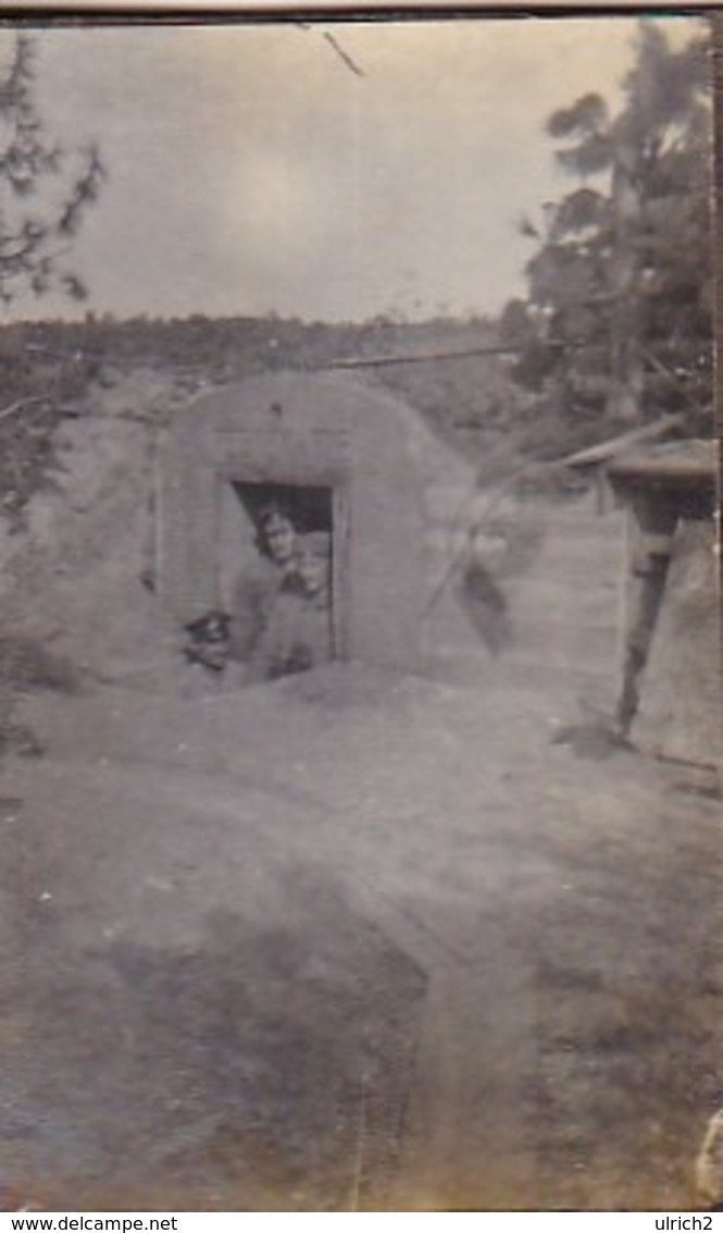 Foto Deutsche Soldaten In Unterstand - Feste Katze - 1. WK - 6*4cm (43593) - Krieg, Militär